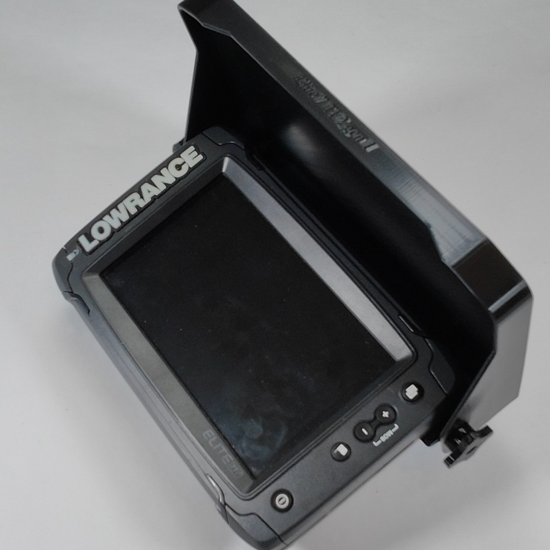 Защитная крышка эхолота Lowrance Elite 7-Ti2 - это отличный аксессуар, который защищает ваш эхолот от повреждений и погоды. С нежной заботой о вашем устройстве, эту крышку легко использовать и хранить, она действительно важна для долговечности вашего оборудования.