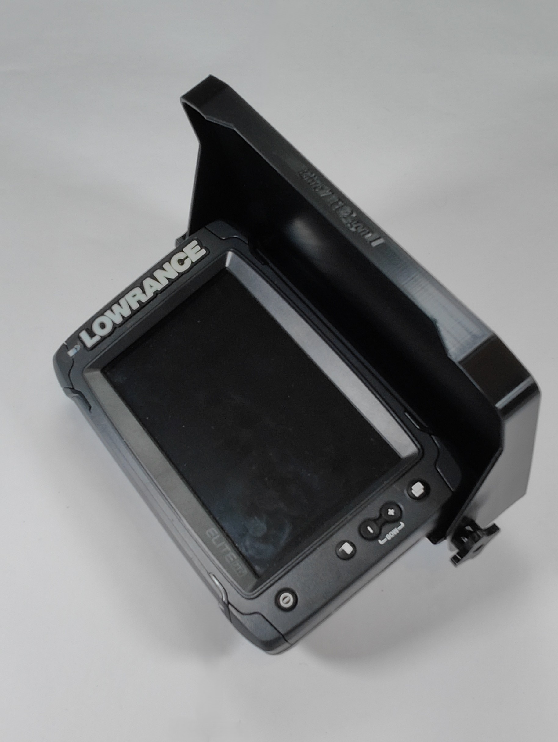 Защитная крышка эхолота Lowrance Elite 7-Ti2 - это отличный аксессуар, который защищает ваш эхолот от повреждений и погоды. С нежной заботой о вашем устройстве, эту крышку легко использовать и хранить, она действительно важна для долговечности вашего оборудования.