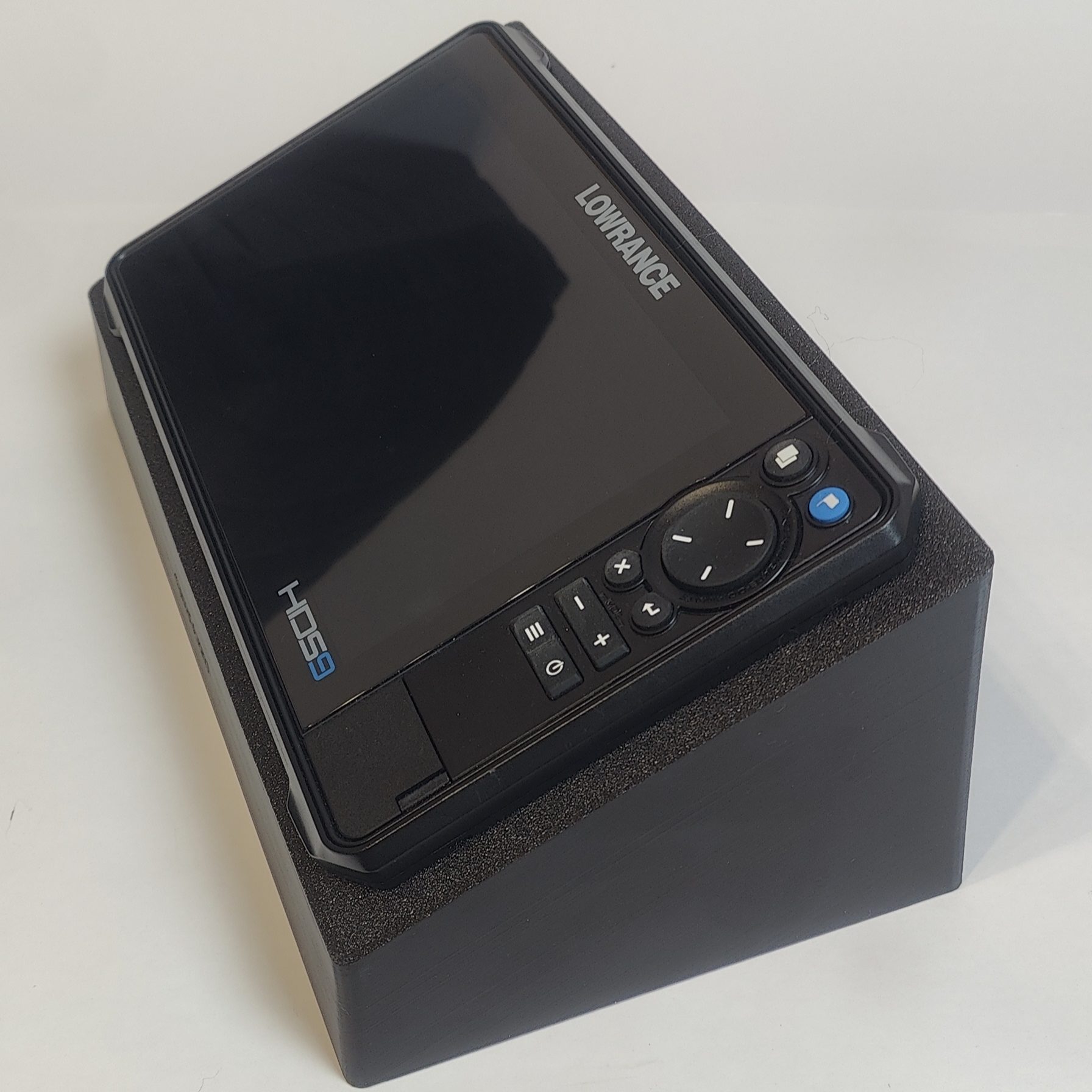 Угловая рамка Lowrance HDS 9 для установки на зимний ящик для рыбалки под систему Паноптикс: Garmin panoptix и Lowrance active target