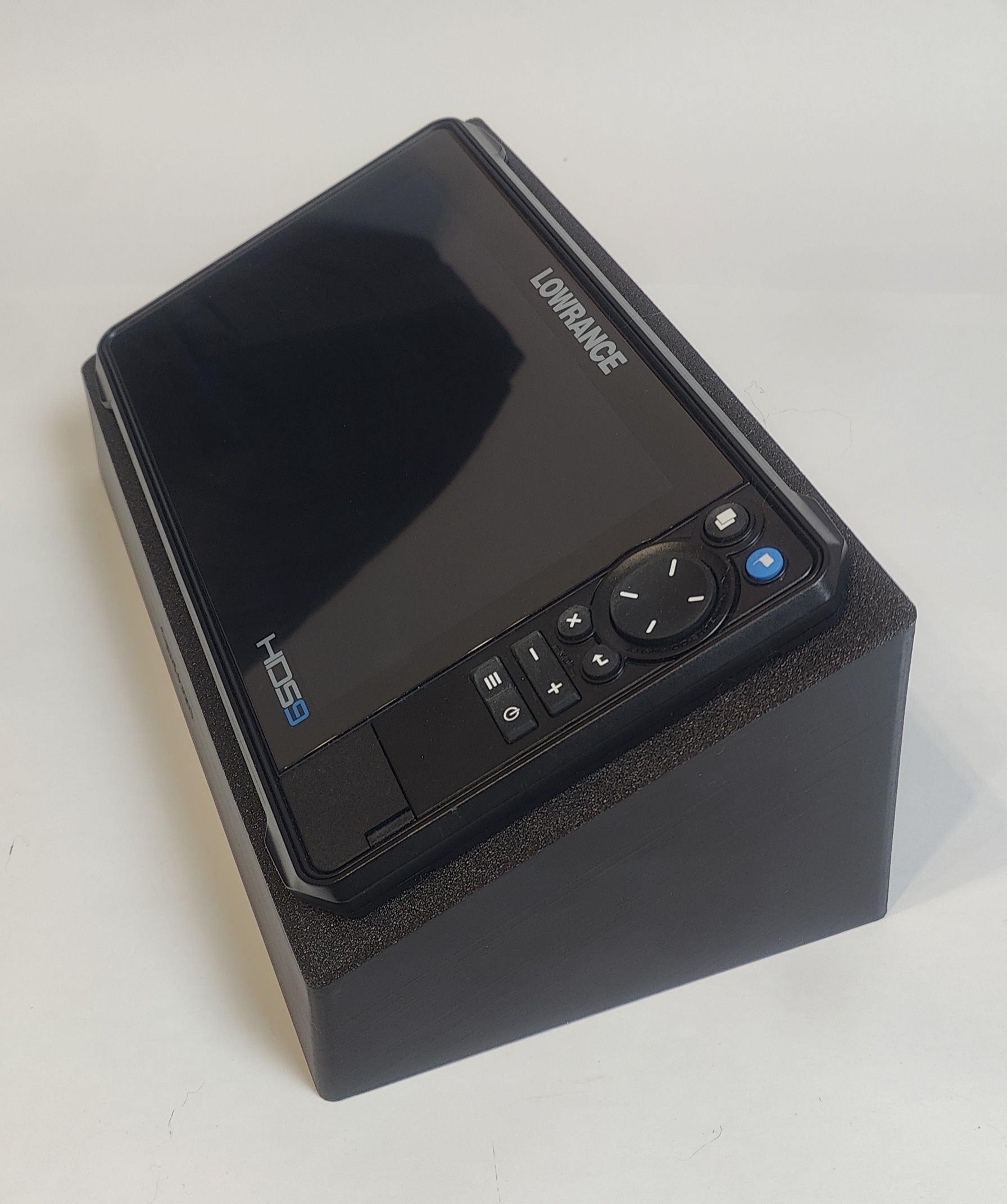 Угловая рамка Lowrance HDS 9 для установки на зимний ящик для рыбалки под систему Паноптикс: Garmin panoptix и Lowrance active target