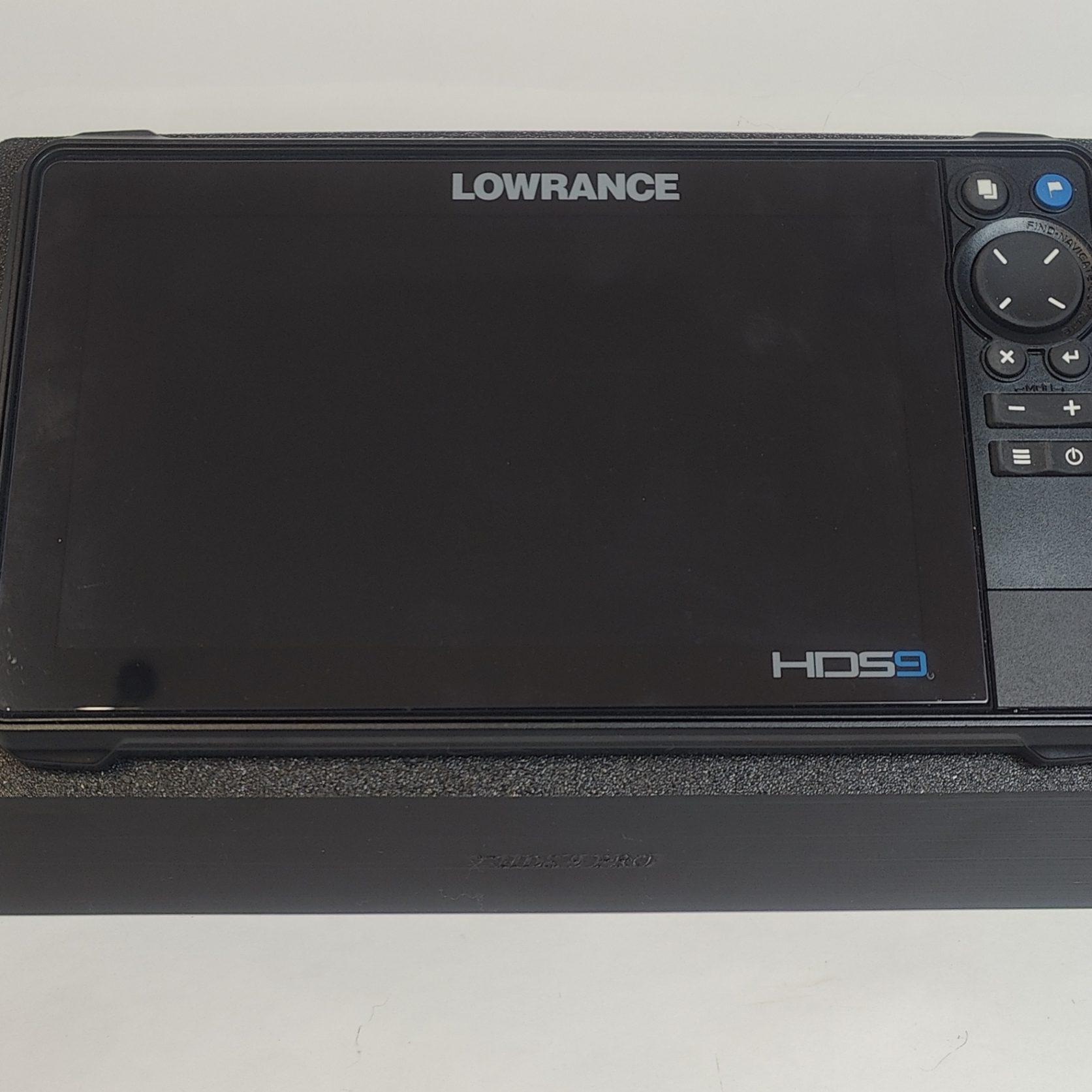 Угловая рамка Lowrance HDS 9 для установки на зимний ящик для рыбалки под систему Паноптикс: Garmin panoptix и Lowrance active target