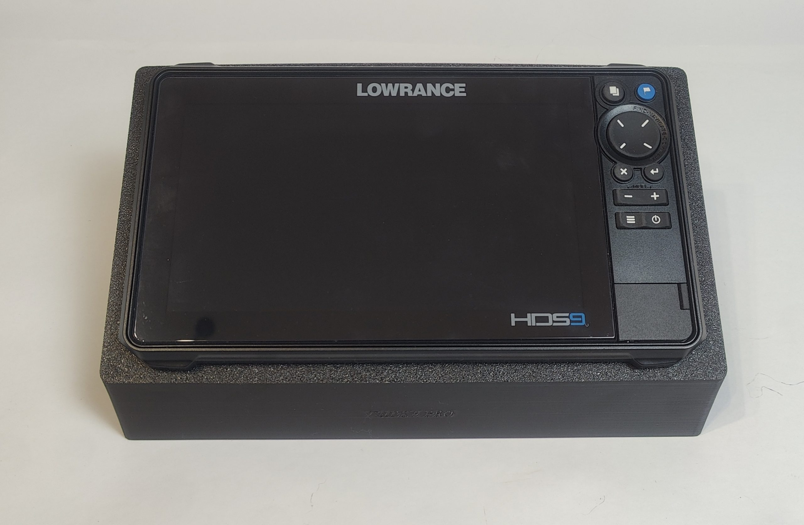 Угловая рамка Lowrance HDS 9 для установки на зимний ящик для рыбалки под систему Паноптикс: Garmin panoptix и Lowrance active target